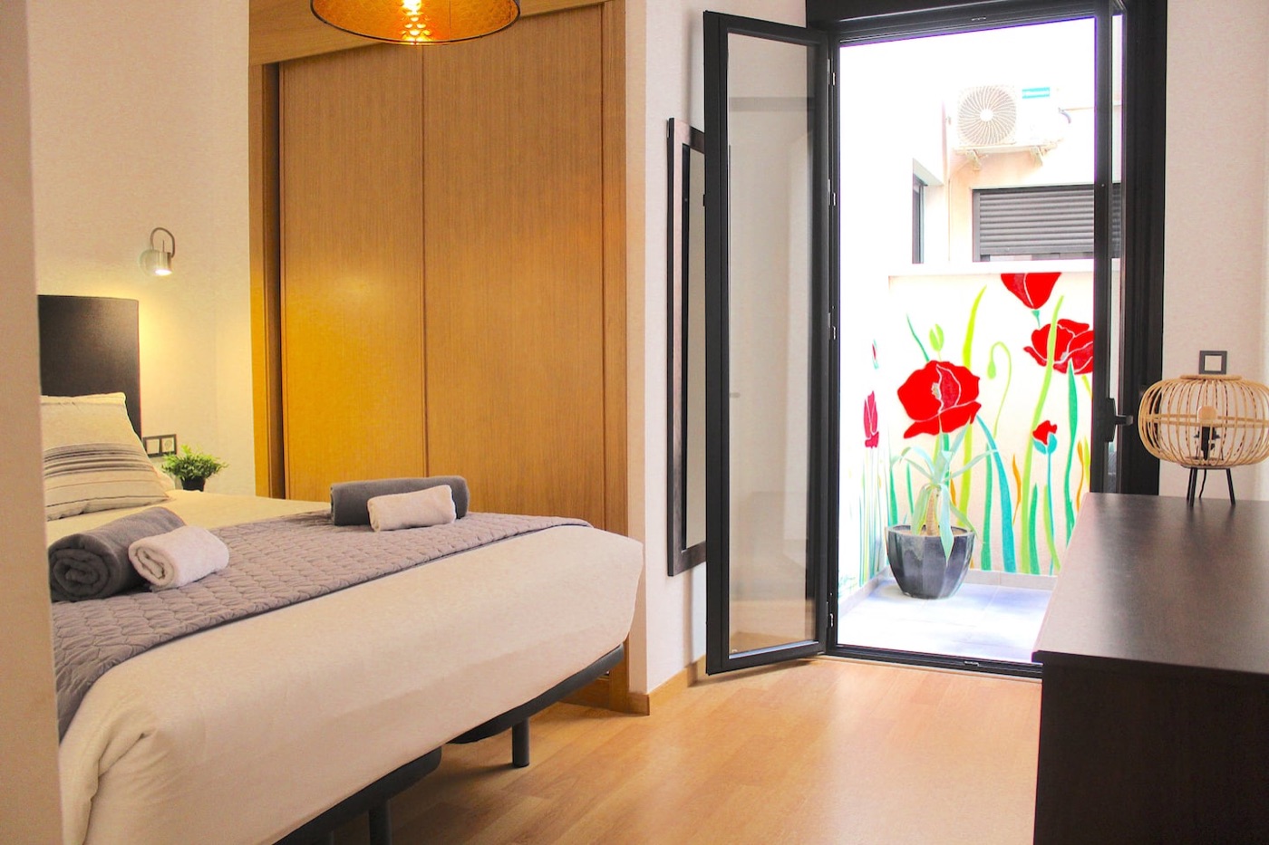 Dormitorio con salida al patio