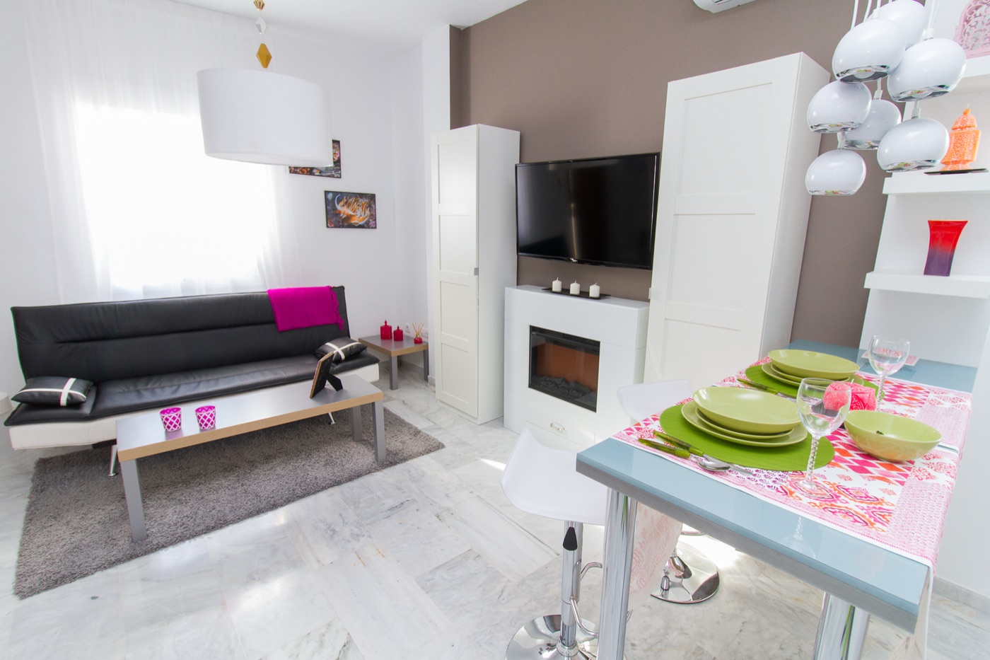 Salón con sofá y zona de comedor