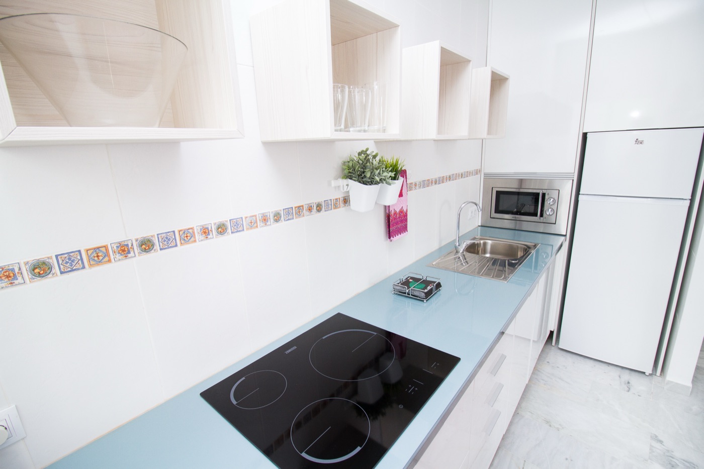 Cocina con encimera azul